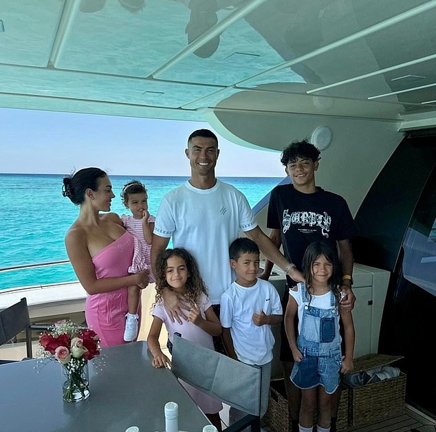 Xuất hiện các mối đe dọa đối với gia đình Ronaldo